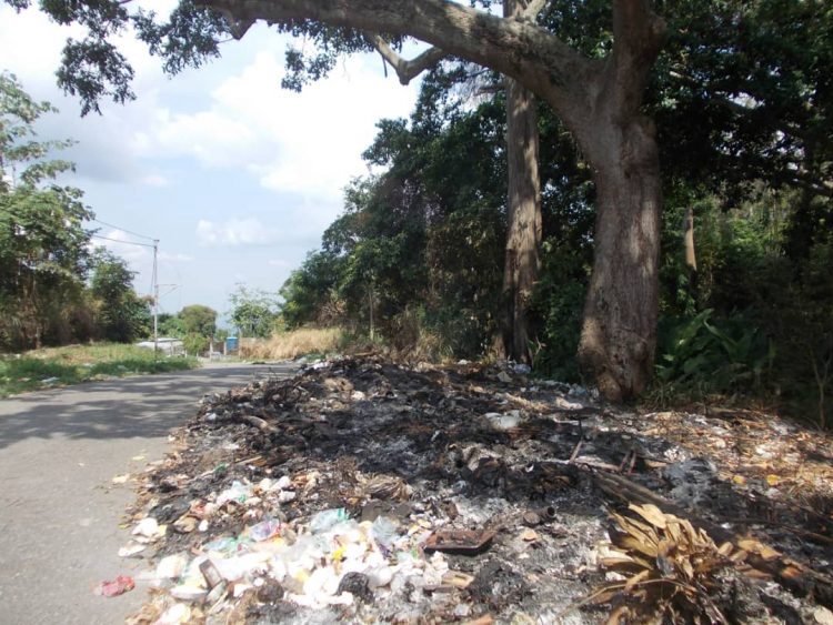 Vertedero público de basura al final de la calle principal de Isnotú.