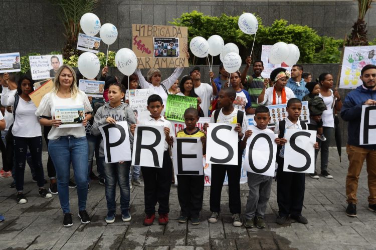 Vista de un grupo de personas que pide la liberación de los que consideran presos políticos en Caracas (Venezuela, en una fotografía de archivo. EFE/Rayner Peña