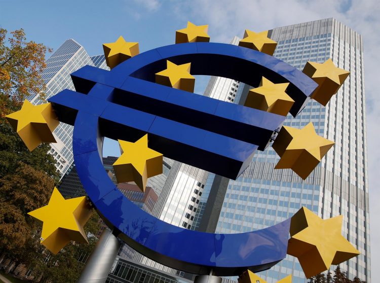Imagen de archivo del símbolo del euro. EFE/EPA/RONALD WITTEK