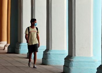 La ola global de contagios por ómicron sigue desbocada pero es mucho menos letal