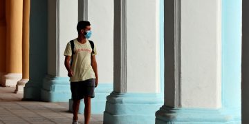 La ola global de contagios por ómicron sigue desbocada pero es mucho menos letal