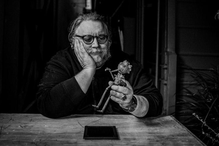 Fotografía sin fecha específica cedida hoy, por Netflix, que muestra al director de cine mexicano Guillermo del Toro sosteniendo una marioneta de Pinocho. EFE