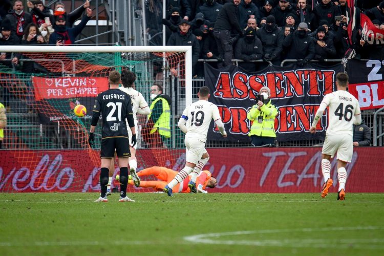El jugador francés del Milan, Theo Hernandez (c) convierte un penalti ante el Venezia FC, en el partido disputado este domingo en el Pier Luigi Penzo. EFE