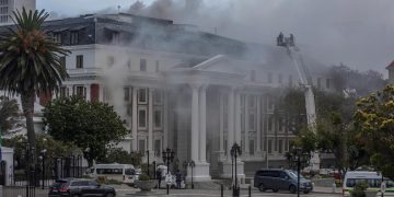 Un incendio se desata en el Parlamento de Sudáfrica