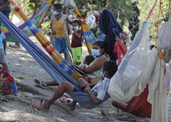 «Iban a reclutar a los niños»: hablan desplazados por la guerra entre guerrillas