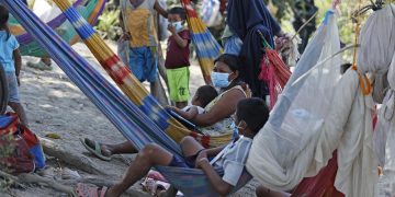 «Iban a reclutar a los niños»: hablan desplazados por la guerra entre guerrillas