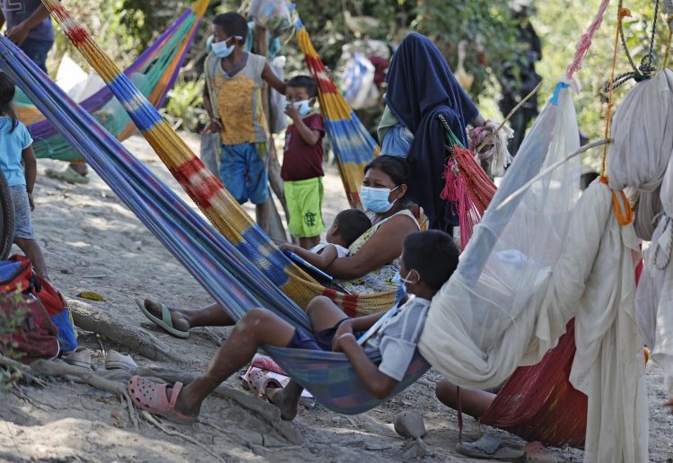 Varios indígenas venezolanos, desplazados por el enfrentamiento entre grupos armados ilegales colombianos, fueron registrados al descansar, en Puerto Carreño (Colombia). EFE/Mauricio Dueñas