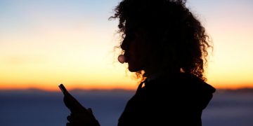 Usar móviles no aumenta el riesgo de tumores cerebrales en jóvenes, según un estudio