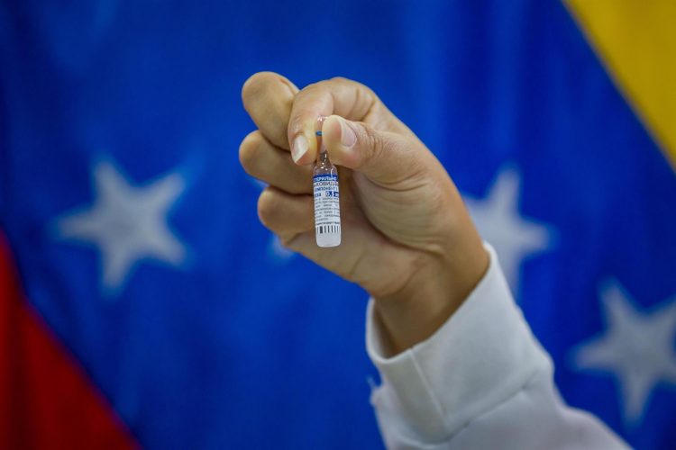 Fotografía de archivo en la que se registró el detalle de dosis de la vacuna Sputnik V contra la covid-19, sostenida por una enfermera del Hospital Domingo Luciani, en Caracas (Venezuela). EFE/Miguel Gutiérrez
