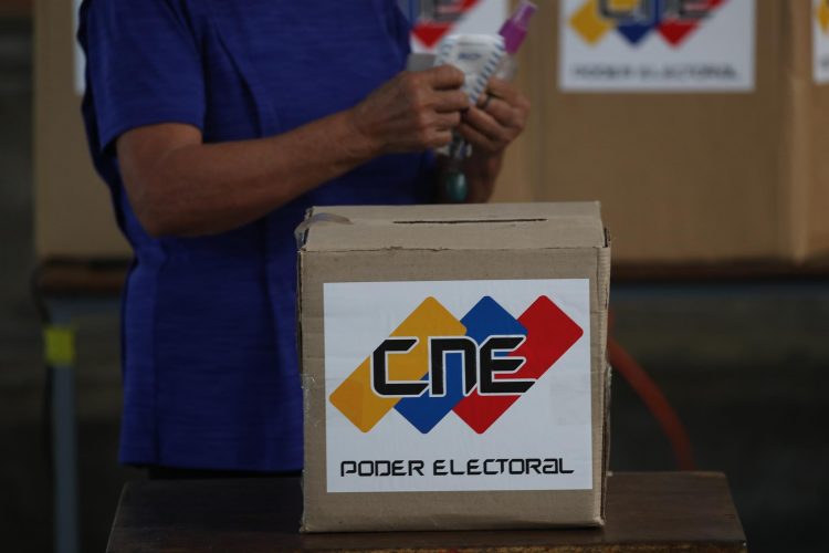 Un hombre ejerce su derecho al voto en un colegio electoral en Venezuela, en una fotografía de archivo. EFE/Miguel Gutiérrez