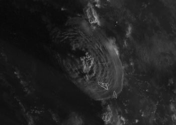 Erupción de volcán submarino provoca un tsunami en isla de Tonga