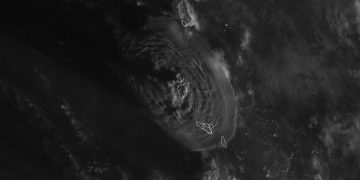 Erupción de volcán submarino provoca un tsunami en isla de Tonga