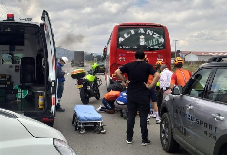 Fotografía cedida por la Policía de Tránsito que muestra un momento del accidente que tuvo el ciclista colombiano Egan Bernal contra un bus, en Chía (Colombia). EFE/ Policía Tránsito