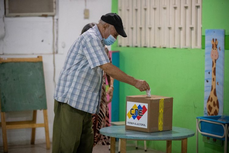 Un hombre deposita su voto en una urna durante la elecciones en el estado Barinas, el 9 de enero de 2022, en Barinas (Venezuela). EFE/Rayner Peña R.