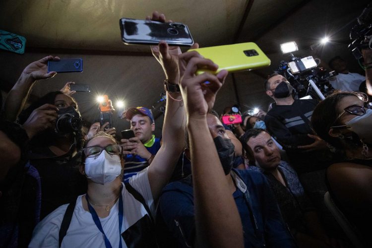 Trabajadores de la prensa graban las declaraciones del gobernador electo por el estado Barinas, Sergio Garrido, el 9 de enero de 2021, en Barinas (Venezuela). EFE/Rayner Peña R.
