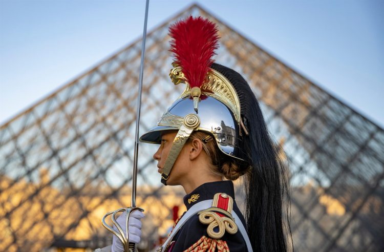 Una guardia republicana francesa delante de la pirámide del Louvre en foto de archivo. EFE/EPA/IAN LANGSDON