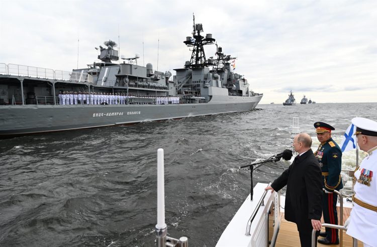 El presidente ruso, Vladimir Putin (c) el ministro de Defensa, Sergei Shoigu (2-d) y el jefe de la Armada Nikolai Yevmenov (d) en el desfile organizado el pasado mes de julio en San Petersburgo, con motivo del Día de la Armada rusa. EFE
