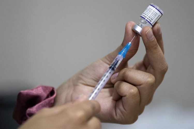 Una enfermera prepara una jeringa con una dosis de la vacuna contra la covid-19, hoy, en un centro de vacunación de Santiago (Chile). EFE/ Alberto Valdes