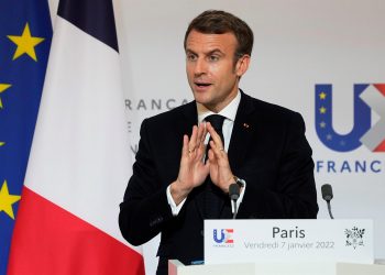 Macron defiende sus polémicas palabras sobre los no vacunados