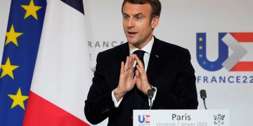 Macron defiende sus polémicas palabras sobre los no vacunados