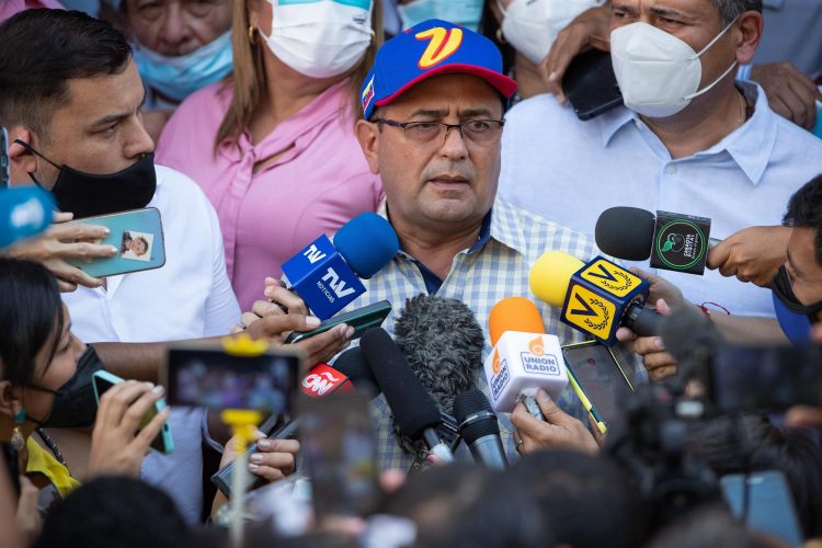 El gobernador electo del estado Barinas, Sergio Garrido, habla a los medios de comunicación en Barinas (Venezuela). EFE/ Rayner Peña R.