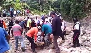 Rescatan con vida hombre que cayó al vacío en el sector La Roca, en Zea