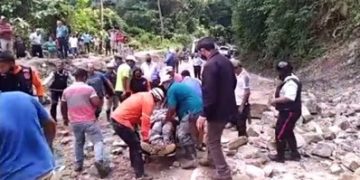 Rescatan con vida hombre que cayó al vacío en el sector La Roca, en Zea