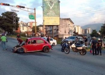 Mérida: Tres heridos en choque entre carro y camión