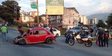 Mérida: Tres heridos en choque entre carro y camión