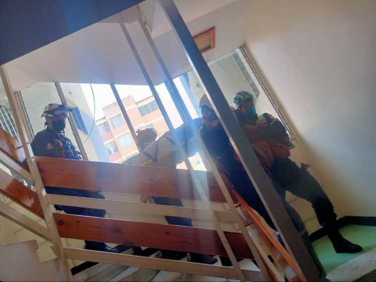 Foto de los Bomber ULA. Bomberos sacan de su residencia el profesor Pedro José Salinas para ser trasladado al IAHULA