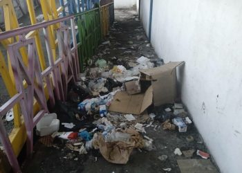 En abandono, desuso y convertida en basurero pasarela Virgen del Carmen en Valera