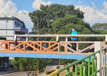 Alcaldía de Valera realiza labores de limpieza en pasarela peatonal Virgen del Carmen