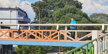 Alcaldía de Valera realiza labores de limpieza en pasarela peatonal Virgen del Carmen