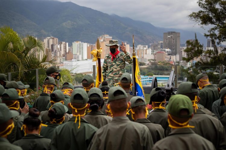 Un miembro de la Milicia Bolivariana habla con soldados en el Cuartel de la Montaña 4F, el 02 de enero de 2022, en el 23 de Enero de Caracas (Venezuela). EFE/ Rayner Peña