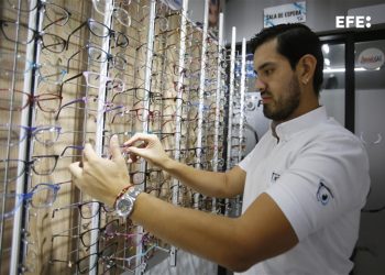 Un emprendedor colombiano resurge con una óptica tras regresar de Venezuela