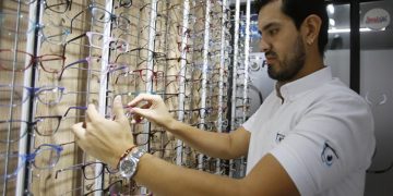 Un emprendedor colombiano resurge con una óptica tras regresar de Venezuela