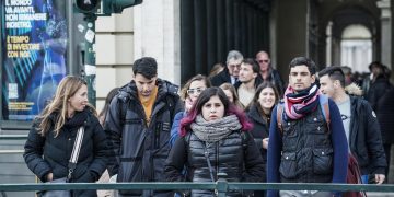Italia pone fin desde hoy a las mascarillas en exteriores y abre discotecas