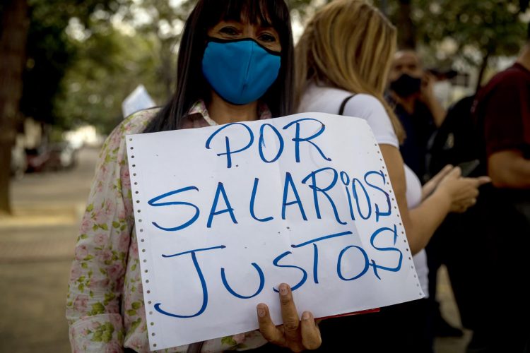 Fotografía de archivo, tomada el pasado 25 de octubre, en la que se registró a una maestra al exigir salarios justos, en Caracas (Venezuela). EFE/Miguel Gutiérrez
