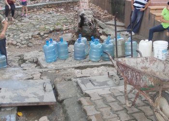 En el Socorro parte alta tienen 18 días que no les llega agua por las tuberías del acueducto
