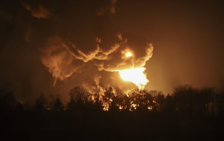 Un incendio hoy en un depósito de petróleo después de un ataque con misiles rusos en Vasilkov, al suroeste de Kiev. EFE