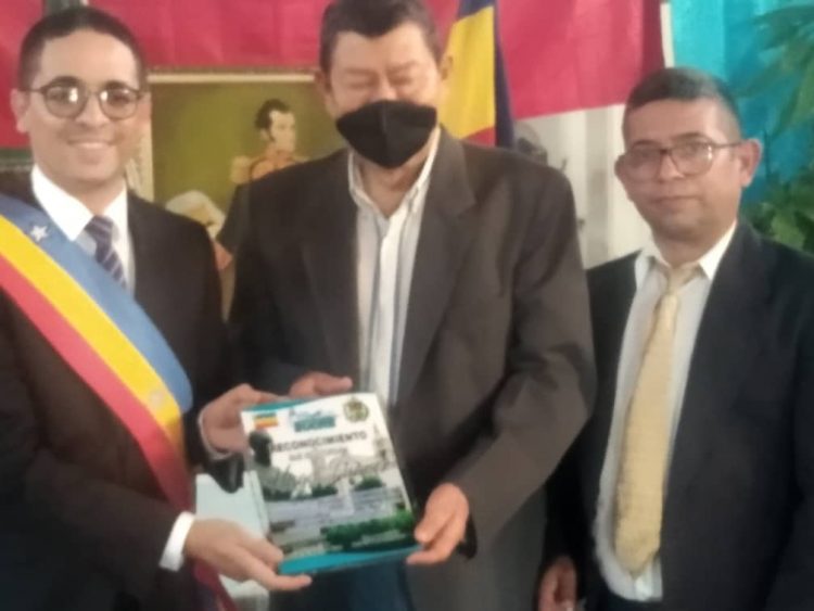 Reconocimiento para el orador de orden Hugo Suárez, entregan el alcalde Keiver Peña y el presidente del Concejo Rafael Duran.