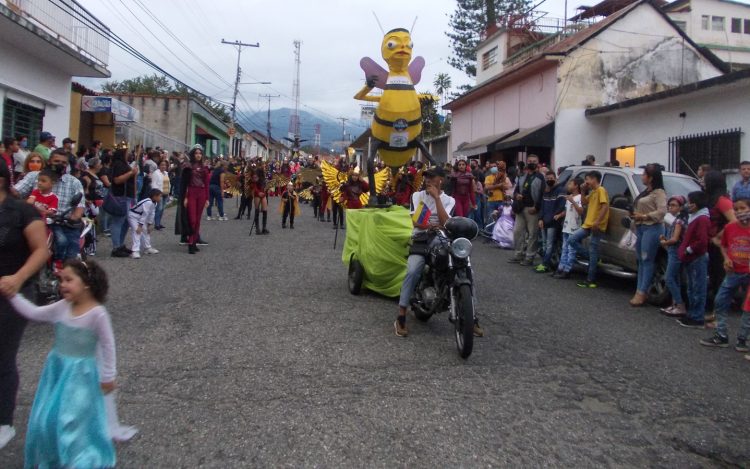 La Abeja Madre junto con El Robot y el Dinosaurio encabezaron el desfile carnavales de Betijoque.