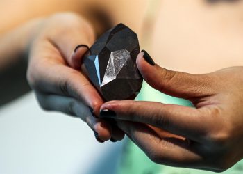 El diamante negro «Enigma», de 555 quilates, vendido por 4,3 millones de dólares