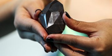 El diamante negro «Enigma», de 555 quilates, vendido por 4,3 millones de dólares
