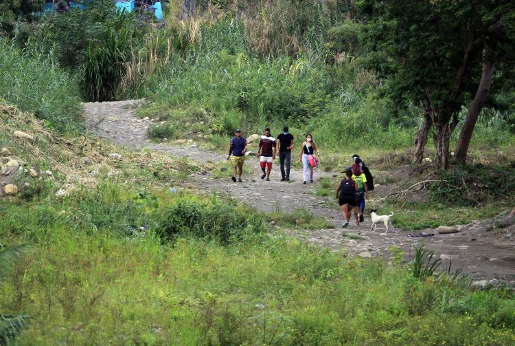 Ciudadanos procedentes de Venezuela ingresan a Colombia por trochas, en Cúcuta (Colombia), en una fotografía de archivo. EFE/ Mario Caicedo