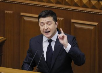 Zelenski pide a Putin que se siente a la mesa de negociaciones