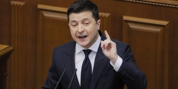 Zelenski pide a Putin que se siente a la mesa de negociaciones