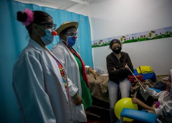 Los payasos de hospital pintan una sonrisa a la crisis sanitaria