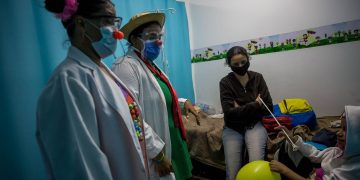 Los payasos de hospital pintan una sonrisa a la crisis sanitaria