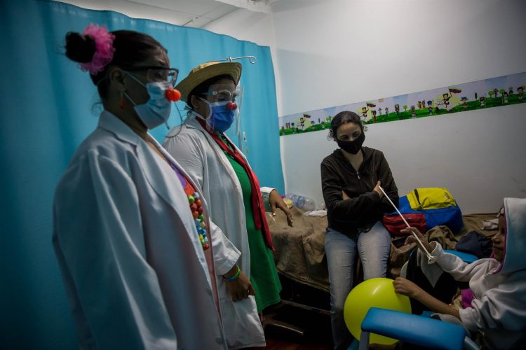 Un grupo de voluntarios del Dr Yaso se participan en jornada dentro de un hospital, el 10 de febrero de 2022, en Caracas (Venezuela). EFE